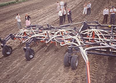 Air Seeding '90 in Regina: 13 Hersteller zeigten ihre Air Seeder im Feldeinsatz.