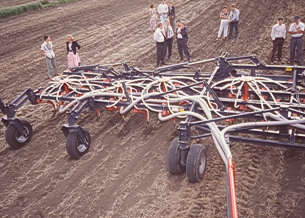 Air Seeding '90 in Regina: 13 Hersteller zeigten ihre Air Seeder im Feldeinsatz.
