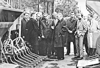 Moskau 1972: Leonid Breschnew vor der 6-m-Serien-Drillmaschine am ACCORD-Stand.