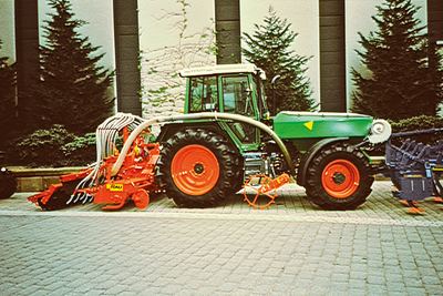 Die Fronttank-Drillmaschine DF-1, 1986: aufgelöste Bauweise gegen Bodenverdichtung.