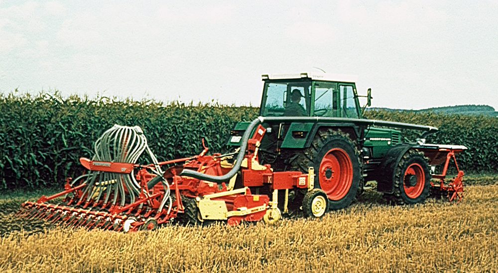 Mit dem Fronttank stellte der Landwirt seine Säkombination frei zusammen.