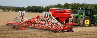 Die DG-12000: 12 m Arbeitsbreite, 6.000 l Tank, bis zu 140 ha am Tag.