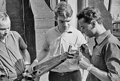 Diplomarbeit 1968: Festigkeitsuntersuchungen am Schlepperdreieck. Von links: Peter Renvert, Bernhard Mormann, Helmut Weiste.