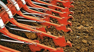 Die Drillschare an einer Scharschiene: ungehindert dem Bodenprofil folgend.