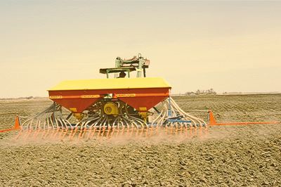 Test einer 6-m-DT-Drillmaschine auf der Farm Bethge in Manitoba, Mai 1981.