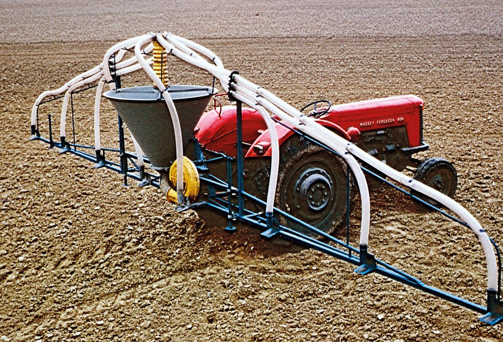 Der 10-m-PNEUMATIC-Düngerstreuer, erste Serie 1968.