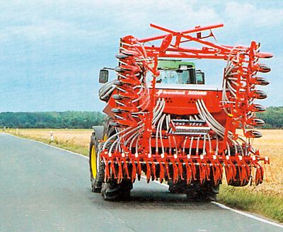 Die variable Drillmaschine DV, 1995: 5 bis 8 m, kompakt zusammenklappbar.