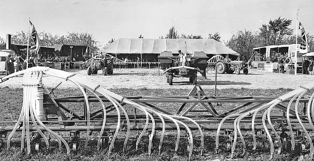 Der internationale Feldtag am 4. Oktober 1966: Vorführring mit Tagungszelt und überdachten Tribünen.