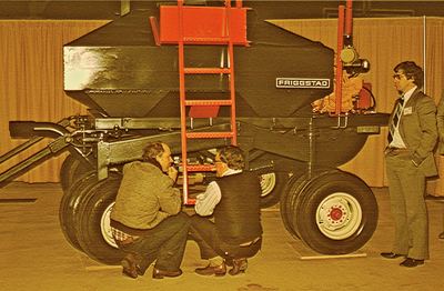 Terry Friggstad (links) vor seinem Seed Cart im Gespräch mit Ingenieuren von Flexi-Coil.
