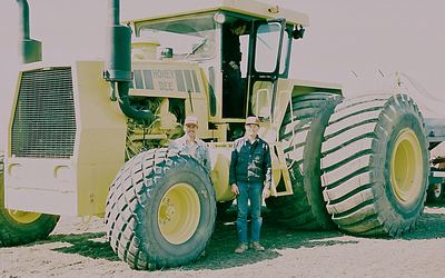 »HONEY BEE« – 600 PS, in den Wintermonaten selbst aus Caterpillar-Teilen gebaut.