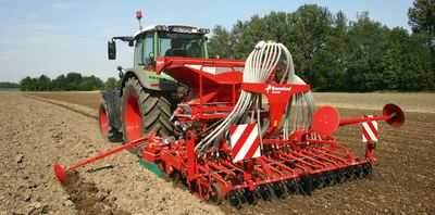 Die i-drill PRO: Tank und Dosierung sitzen direkt auf der Kreiselegge.