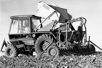 Intrac 2002 mit einer 5-m-ACCORD-PNEUMATIC-Drillmaschine und Hassia-Versorgungstank.
