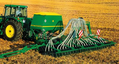 Die Mulchsämaschine John Deere 740 A, 8 m mit 52 Doppelscheibenscharen.