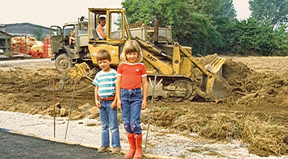 Arno und Mira Weiste, 5 und 6 Jahre alt, auf der Schutthalde des neu erworbenen Geländes, 1983.