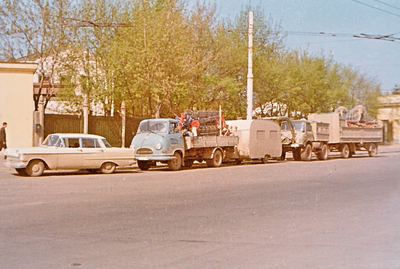 Der Fahrzeug-Konvoi auf einer Landstraße in Weißrussland, Mai 1966.