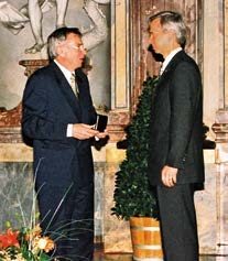 22. April 1998, Residenz Würzburg: die Tilo-Freiherr-von-Wilmowsky-Medaille in Gold.