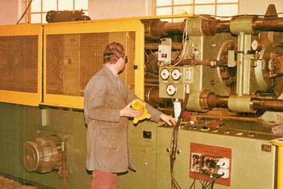 Kunststoff-Spritzguss für das PNEUMATIC-System – begonnen in Ernst Ullmanns Garage in Oestinghausen.