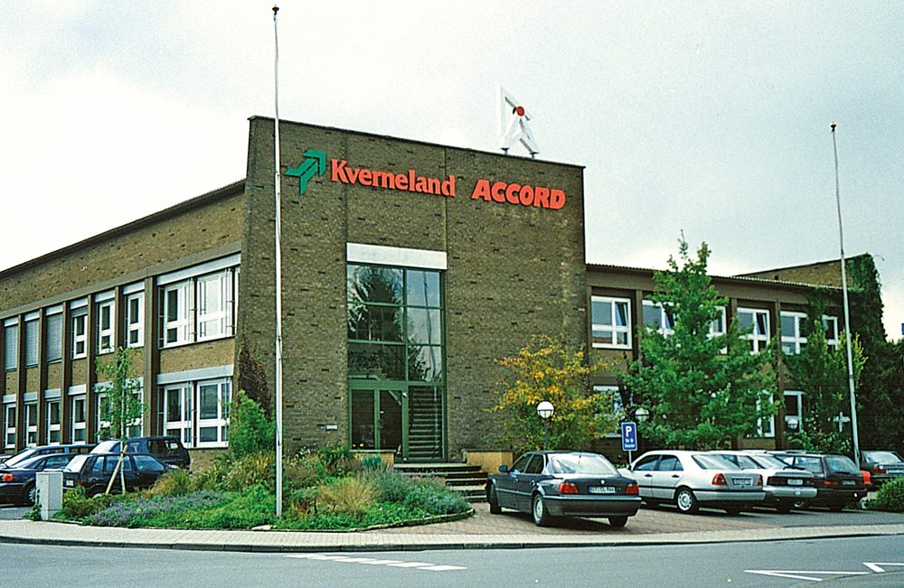 1996: der neue Firmenname über dem Eingang des Verwaltungsgebäudes.
