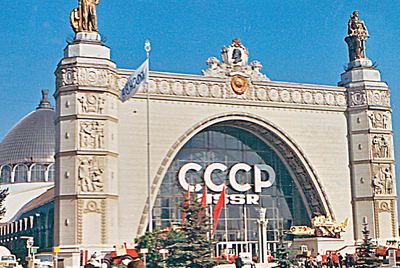 Der imposante Eingang der größten Messehalle in Moskau.