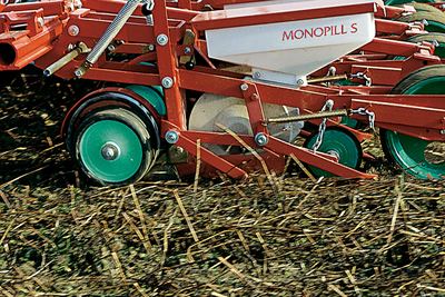 MONOPILL-S bei der Mulchsaat: das Rad vor dem Säschar weicht einer Doppelschneidscheibe.