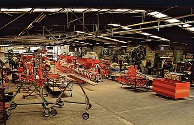 Die neue Montagehalle von 1986: kein Fließband, sondern Maschinen auf kleinen Wagen.