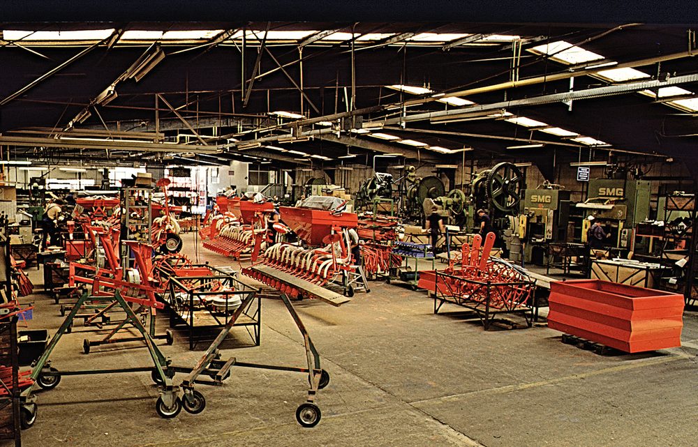 Die neue Montagehalle von 1986: kein Fließband, sondern Maschinen auf kleinen Wagen.