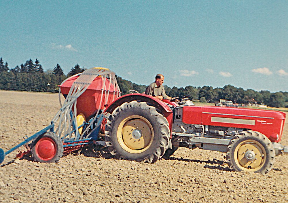 Norbert Kleine mit einer 5-m-Drillmaschine aus der Null-Serie, 1967.