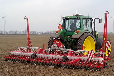 OPTIMA-HD an der gezogenen TF-Profi bei der Maisaussaat.