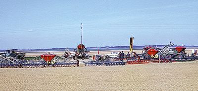 Großvorführung bei Orléans 1967: mehr als zehn Prototypen in einem Halbkreis.