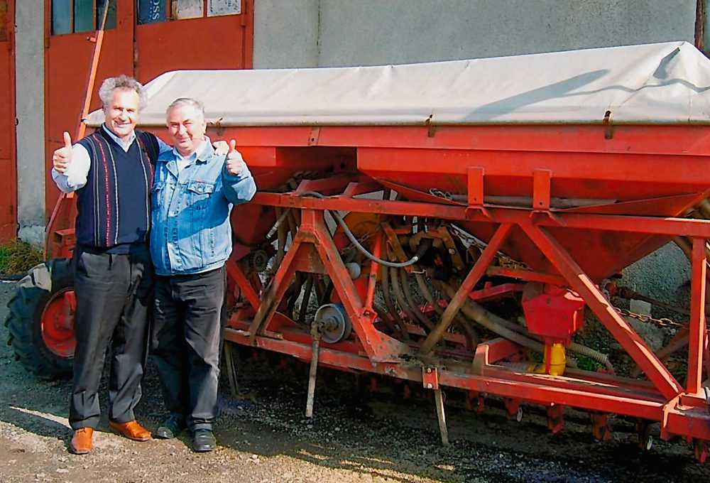 Peter Penner (links) mit Herrn Balabanik vor der 1984 gelieferten DT-Drillmaschine.