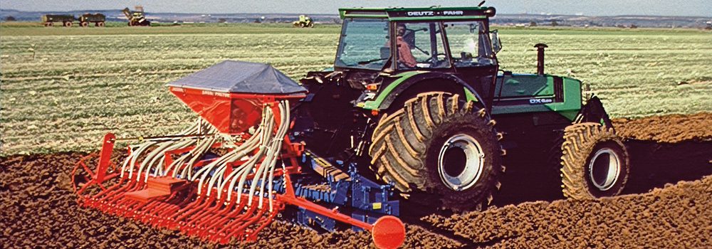 1982 · PNEUMATIC-DA: 3 m Aufsattel-Drillmaschine.