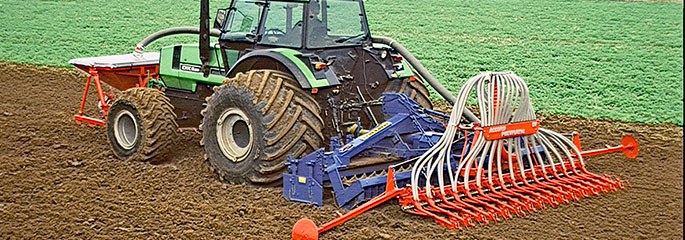 1986 · PNEUMATIC-DF-1: 4 m Fronttank-Drillmaschine.