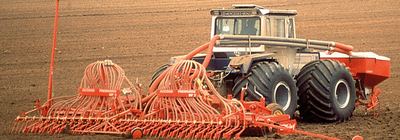 1989 · PNEUMATIC-DF-2: 6 m Fronttank-Drillmaschine.