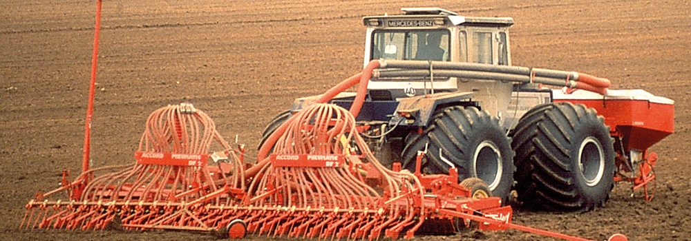 1989 · PNEUMATIC-DF-2: 6 m Fronttank-Drillmaschine.