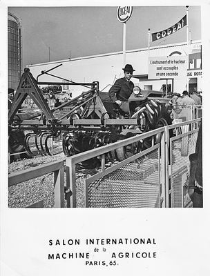 SIMA Paris 1965: die »Zirkus-Nummer« am Stand des Importeurs Cogeai.