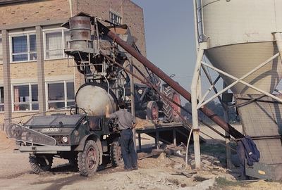 Zwei Unimogs, umgebaut zu Betonmischern – die Mischtrommeln stammten aus alten Bojen der Möhnetalsperre.