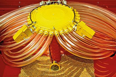 Verteiler mit Magnetklappen in zwei Säschläuchen – Fahrgassen im 3er-Rhythmus.