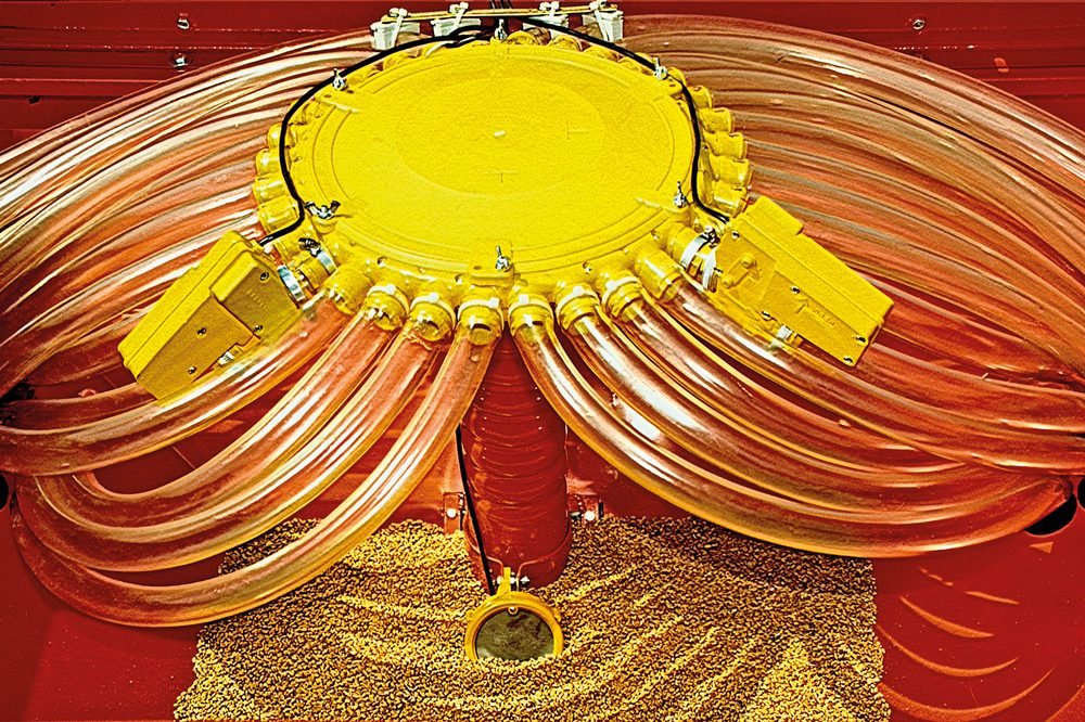 Verteiler mit Magnetklappen in zwei Säschläuchen – Fahrgassen im 3er-Rhythmus.