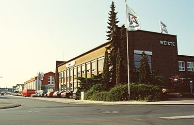 Das Werk am Coesterweg 1993, mit dem Schulungszentrum.